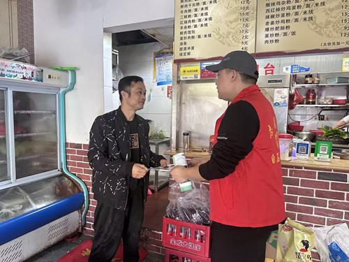 白石社区：“利剑行动”排查油烟净化器，守护美丽蓝天