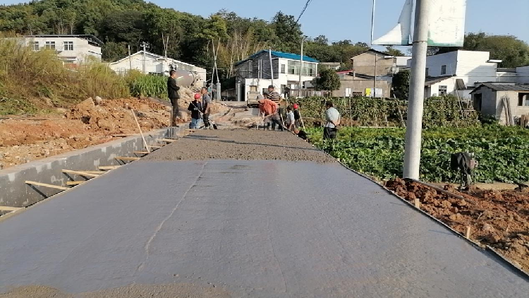 红旗村：解决民生问题，修缮连心路