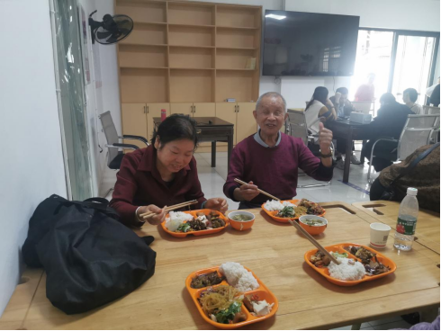 【我为群众办实事】“小食堂”撬动“大民生”，和平社区食堂开餐啦！