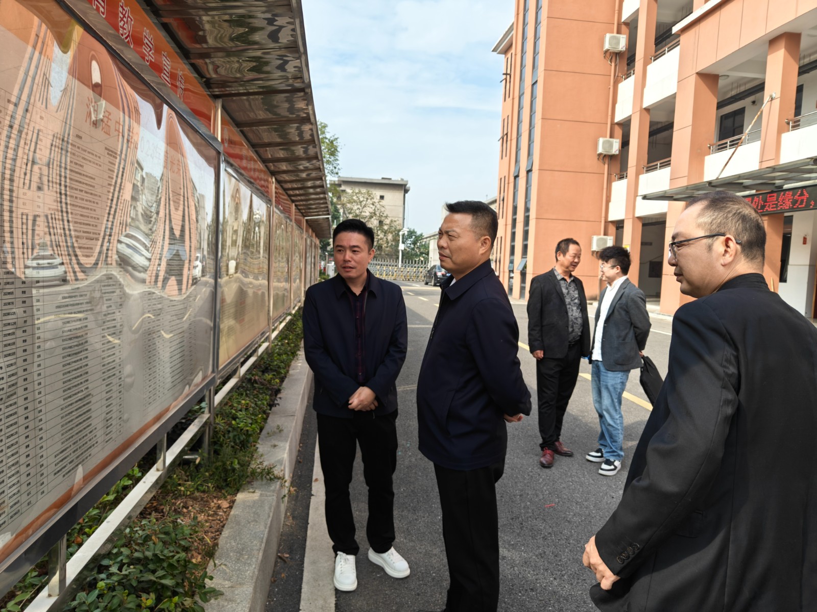 区领导到湘锰中学开展督导检查