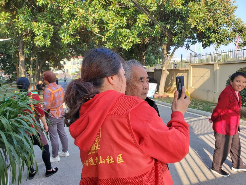 【我为群众办实事】杉山社区：上门认证解民忧 服务百姓零距离