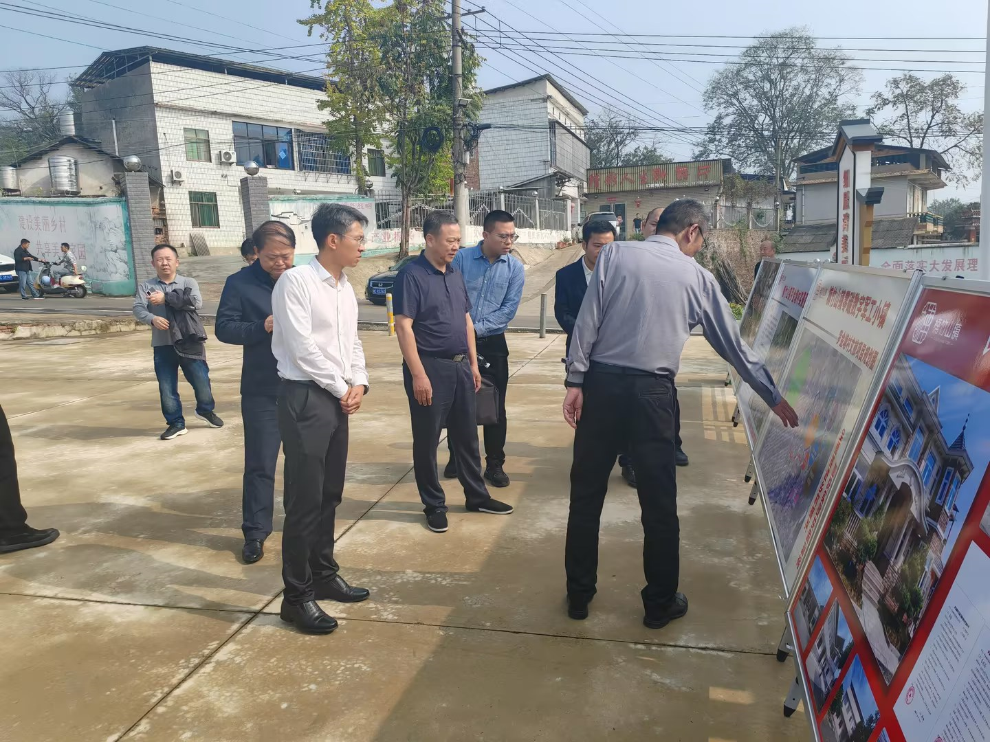 杨真平一行到楠竹山镇指导调研