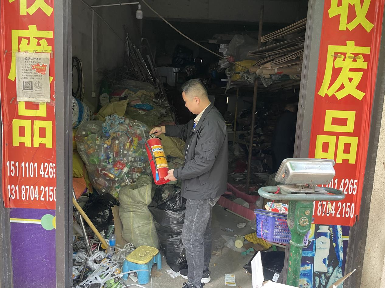 民乐社区：开展消防安全行动之灭火器年检更换行动