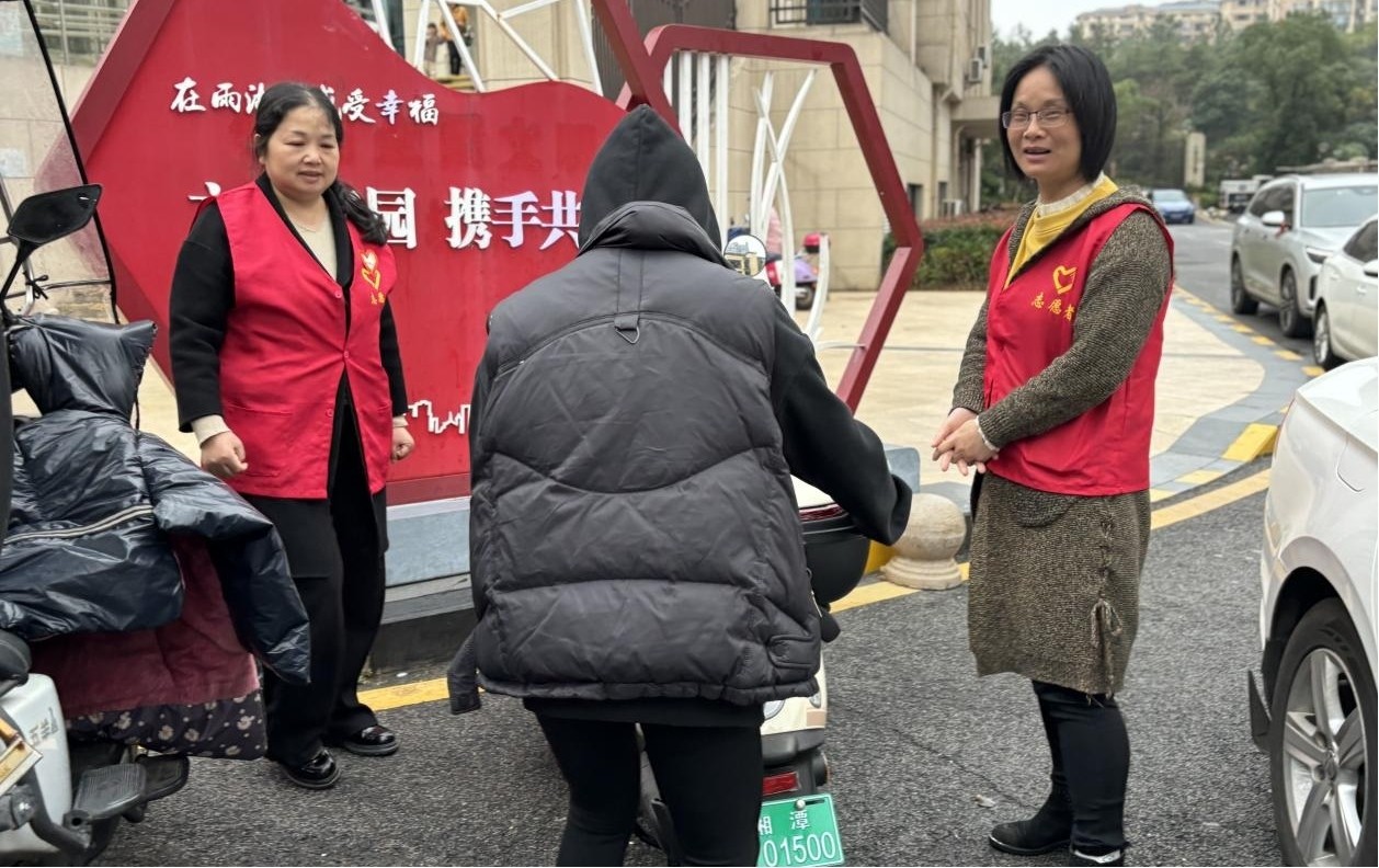 【平安雨湖】民乐社区：开展“一盔一带”安全知识宣传活动