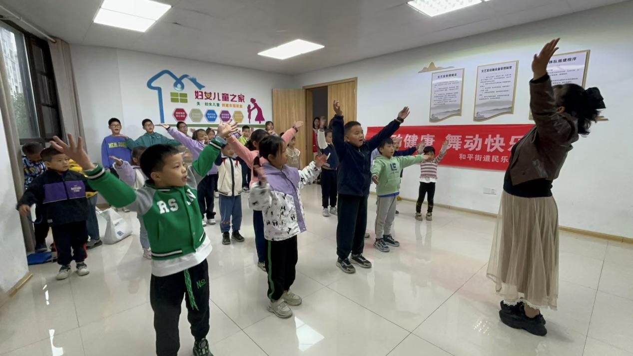 民乐社区开展“‘韵’育快乐 ‘律’动飞扬”英语律动课堂培训活动