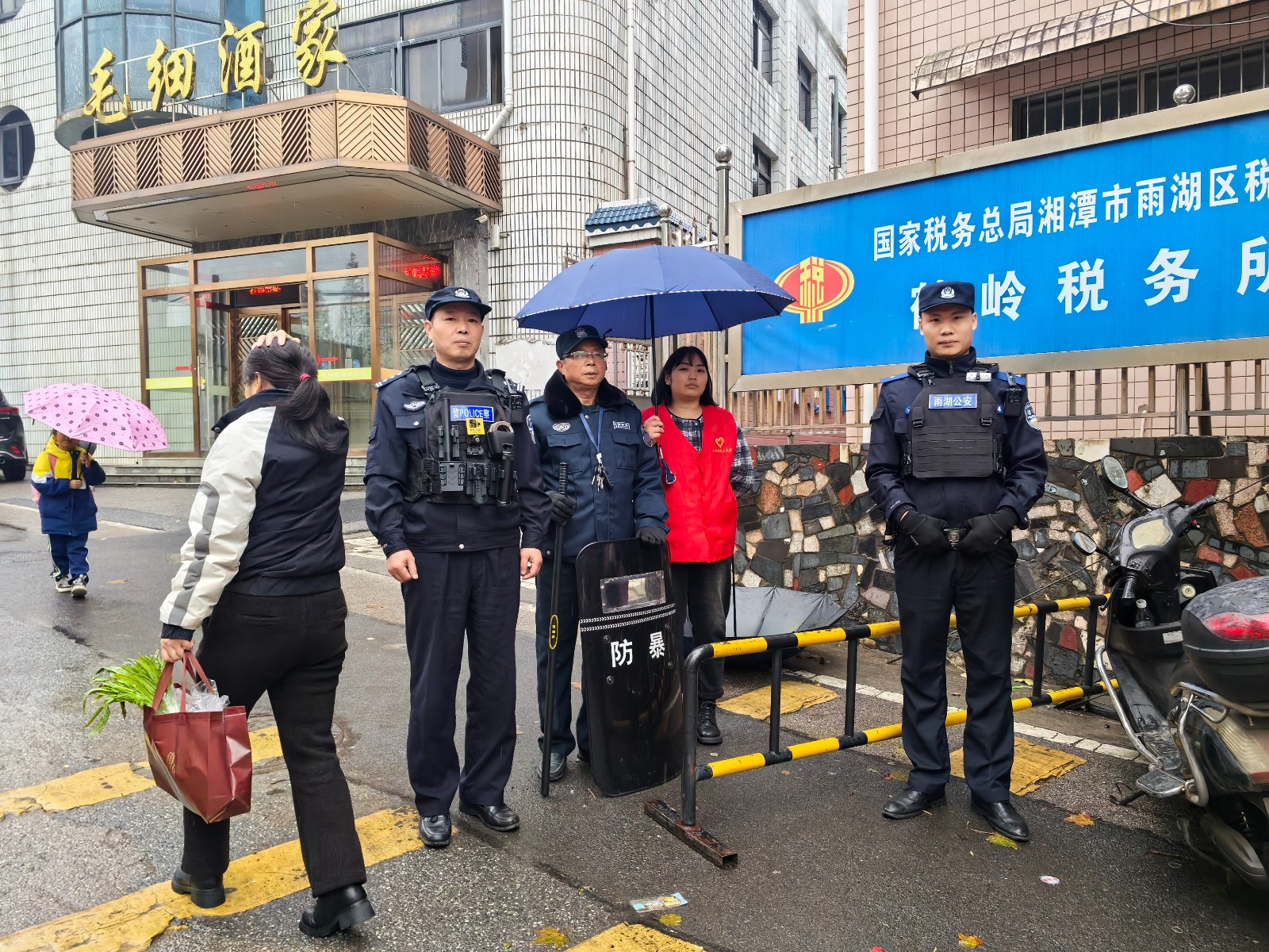 湘锰小学：多方联动，爱心护学