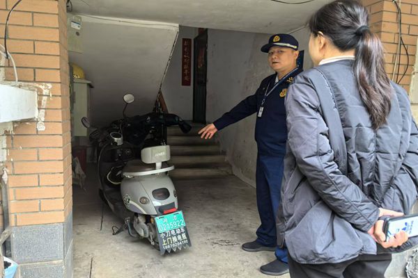 雨湖某住宅小区一业主因违规停放电动车被警告处罚