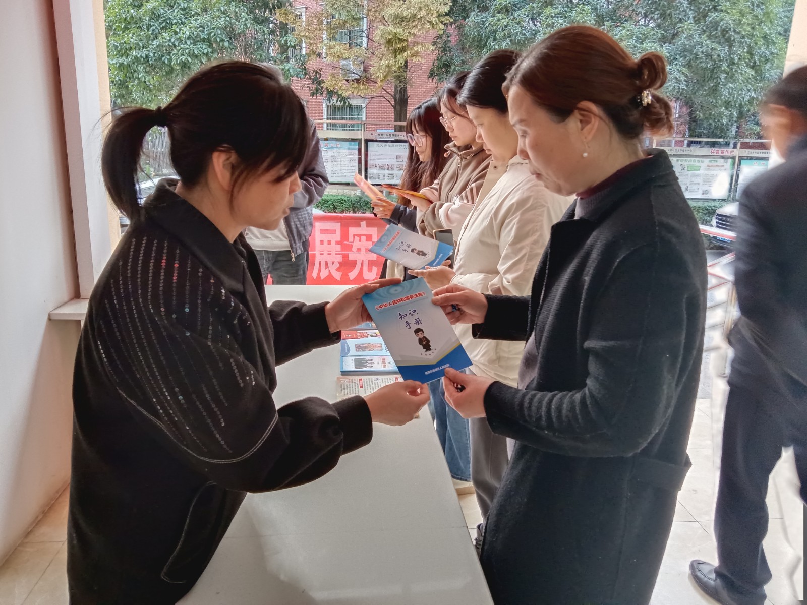 【平安雨湖】三义井社区：开展“12·4”国家宪法日普法宣传活动