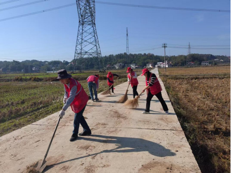 清泉村：村民自发清扫机耕道，携手共建美好家园