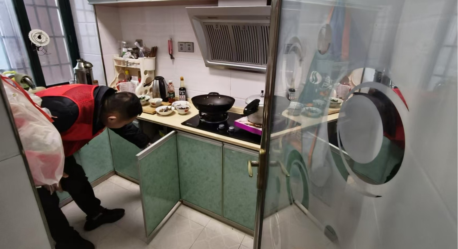 桃李社区：走访独居老人，共筑楼道安全防线