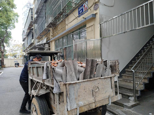 鲁班殿社区联合区住建局开展小区废弃建筑垃圾专项整治行动