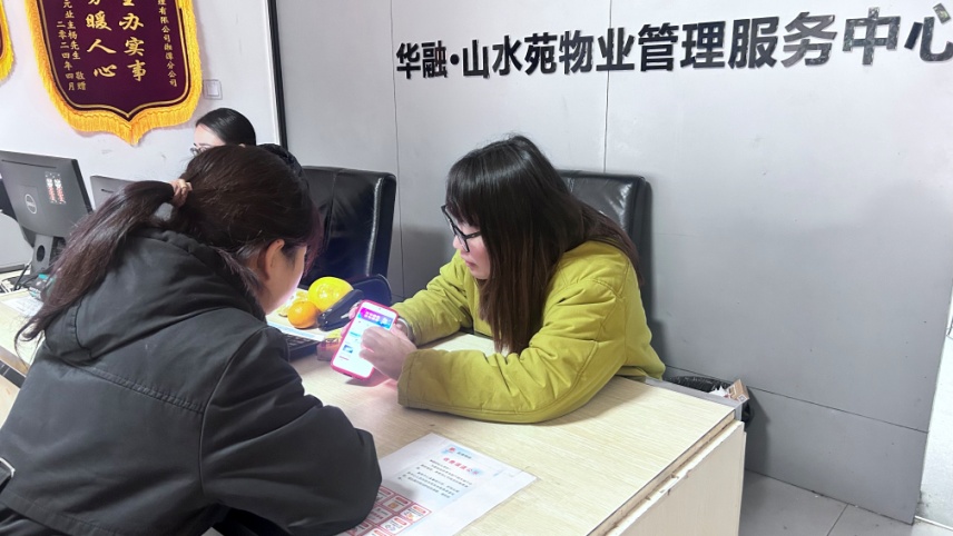 桃李社区：社区工作人员深入小区 助力城乡居民医保缴费