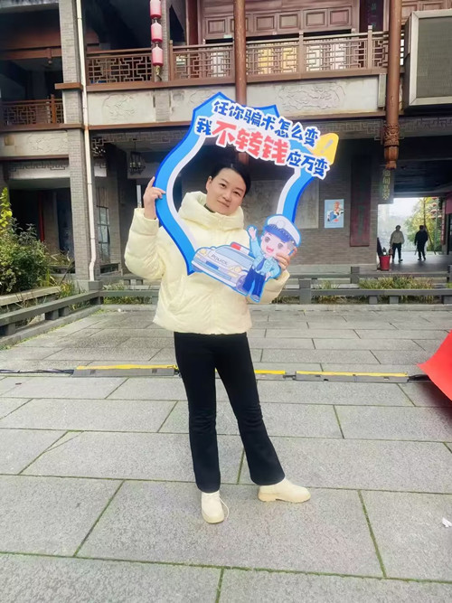 反诈宣传走进白石社区“艺术节”，牢牢守护居民钱袋子