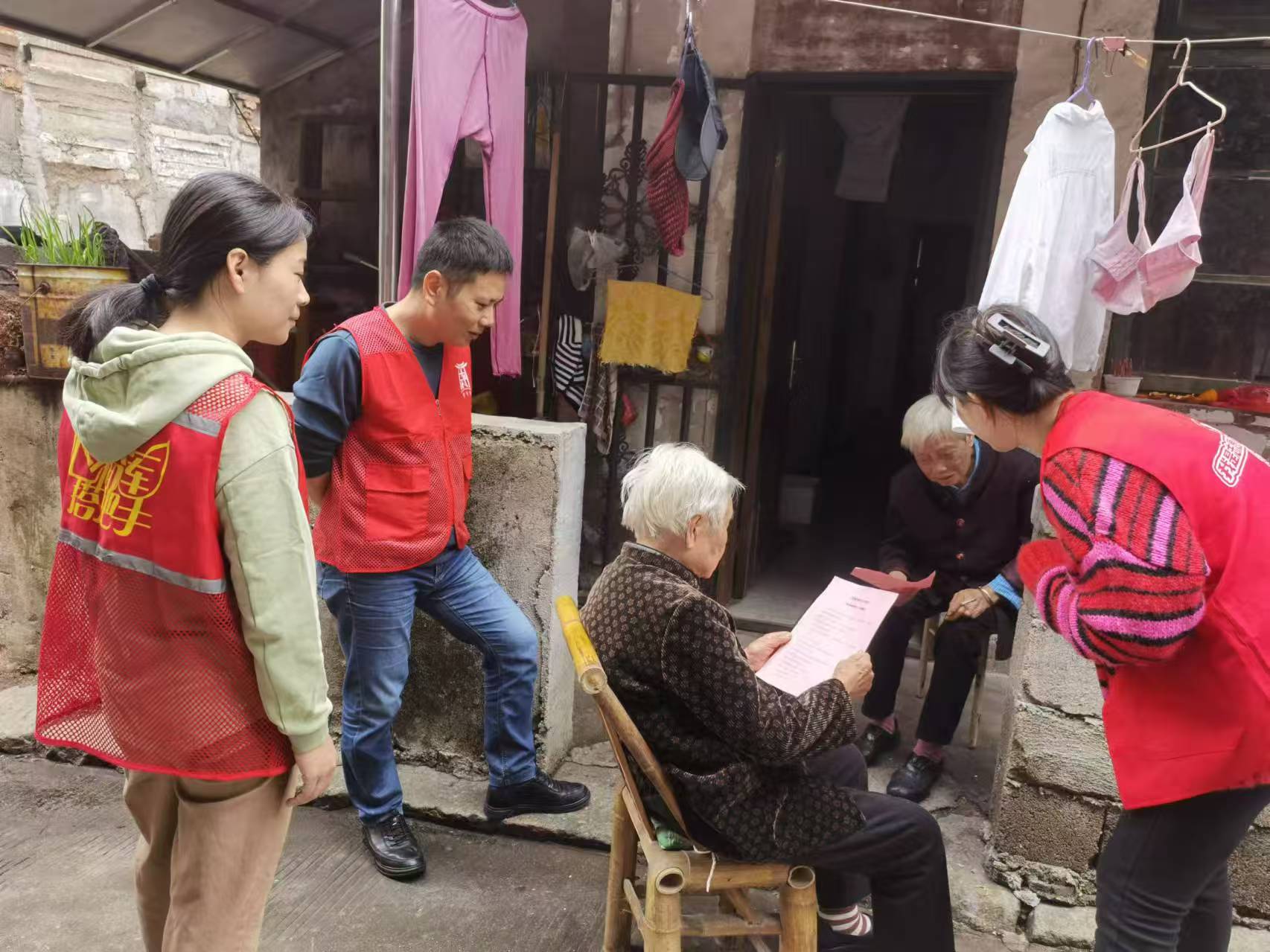 【我为群众办实事】瞻岳门社区：“敲门”送医保，政策入户“零距离”
