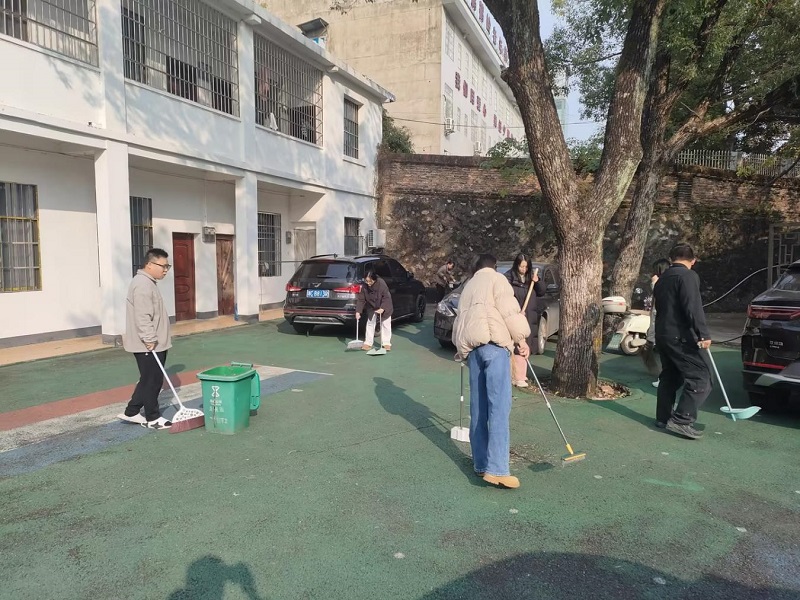 鹤岭镇：青年干部齐上阵，卫生清扫展新风