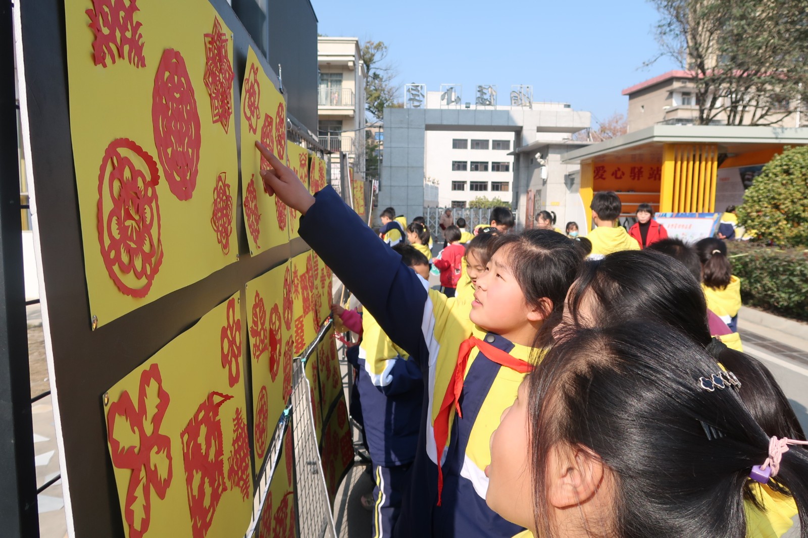 纸艺绽光彩，童心贺新年——雨湖区湘锰小学举行庆元旦活动