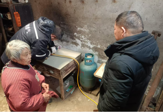 【八大行动】姜畲社区：开展为辖区内困难家庭免费更换燃气软管活动