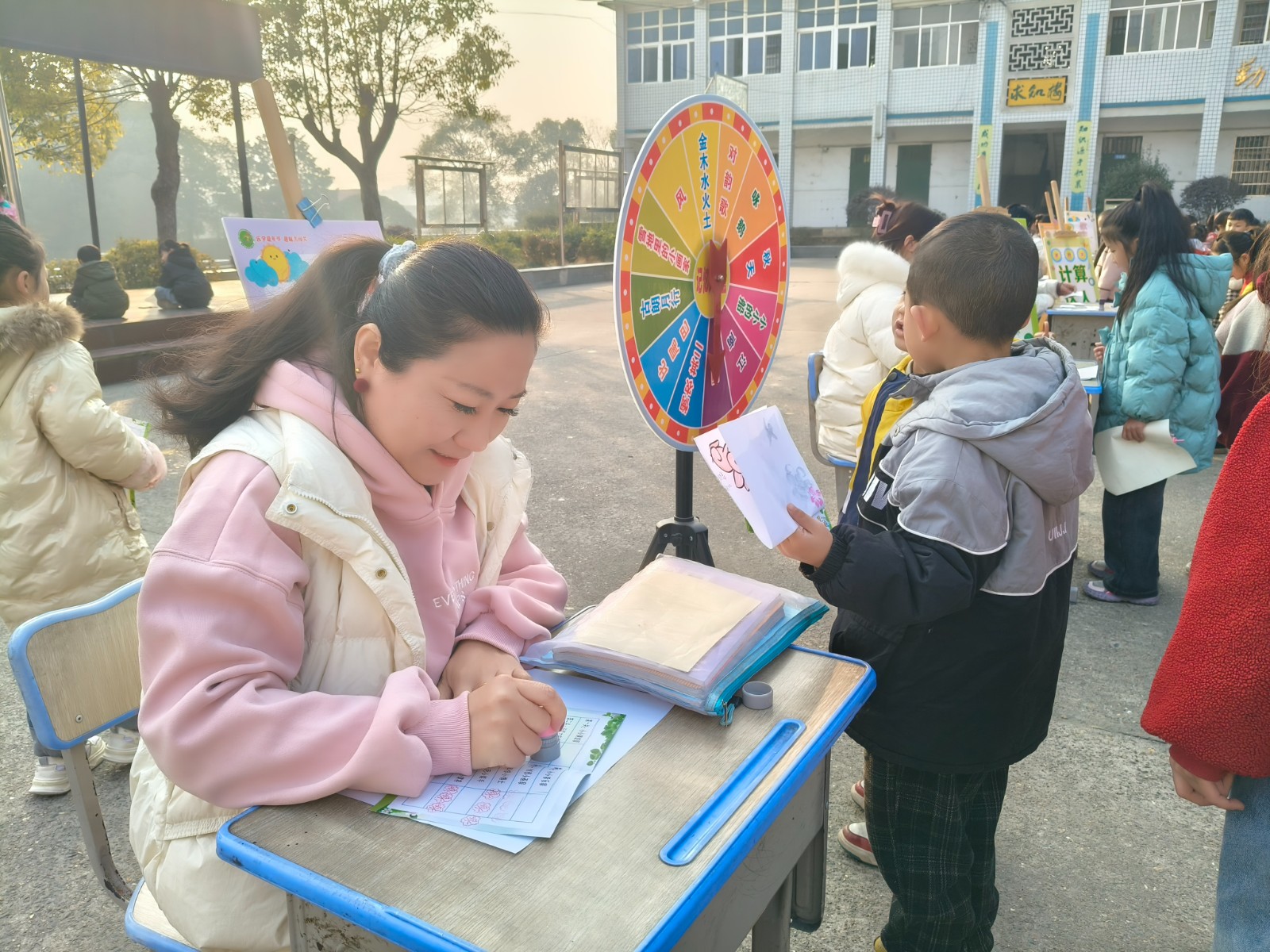 乐学嘉年华，趣味启智慧——湘锰小学一二年级学科素养评价活动纪实