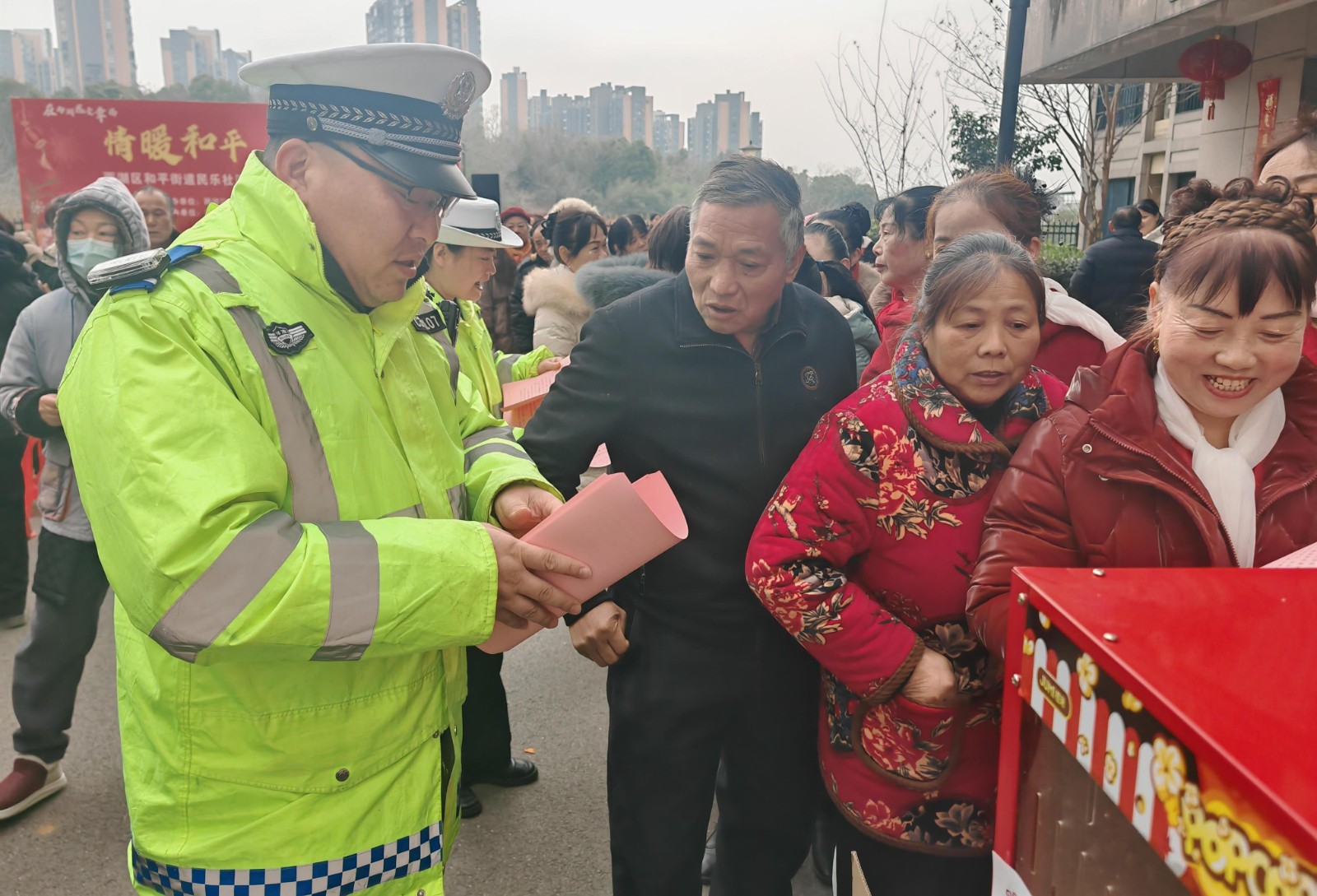 民乐社区：开展《道路交通安全法》普法宣传活动