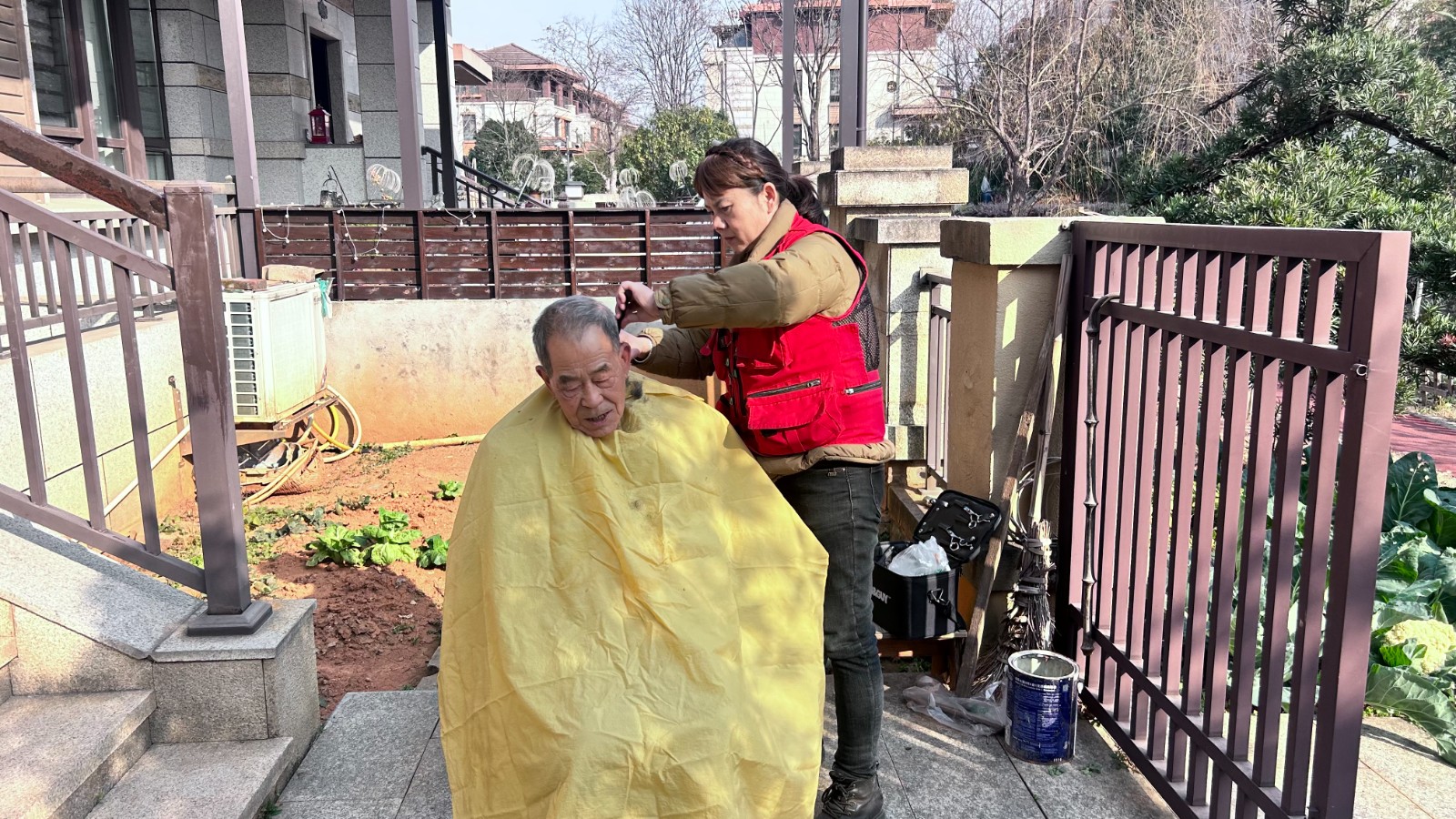 桃李社区：爱心传递，志愿者上门义剪暖人心