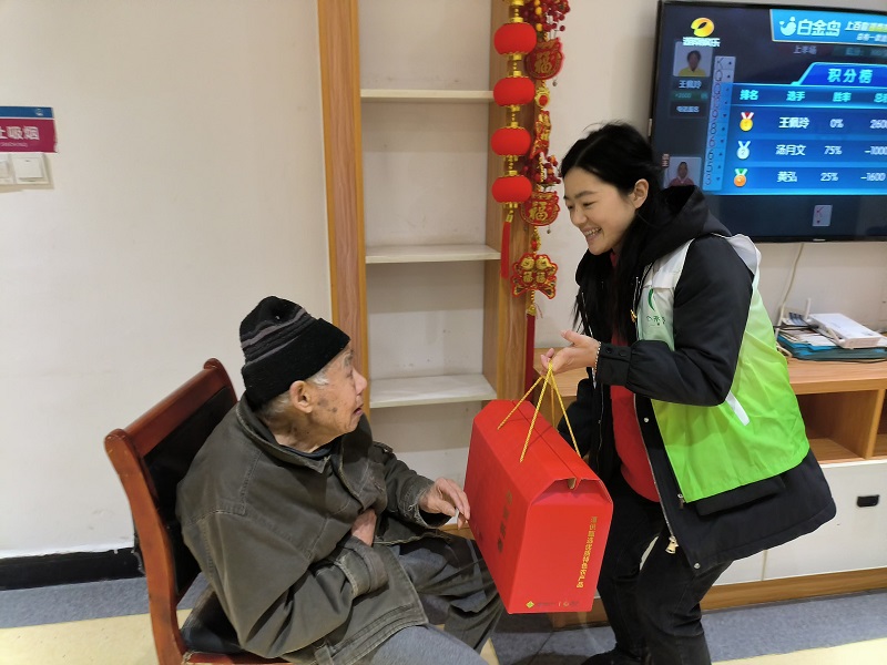 鹤岭镇：春节慰问暖人心，关爱老人送温暖