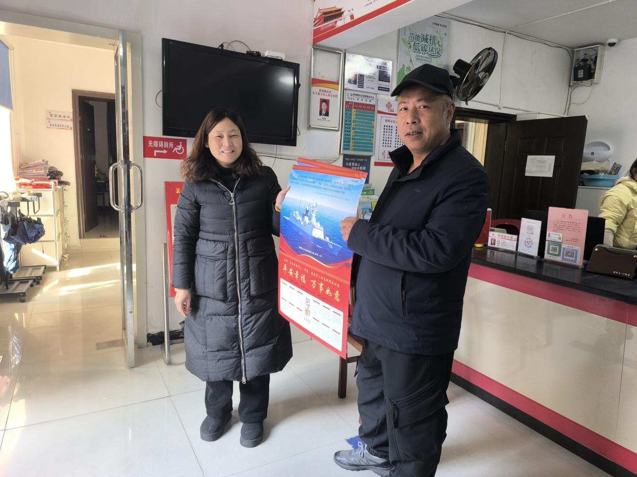 雨湖路社区：春节慰问情暖退役军人