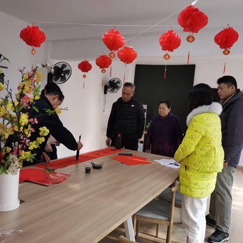 宝庆路社区：全家拍摄传幸福 笔墨浓情迎新春