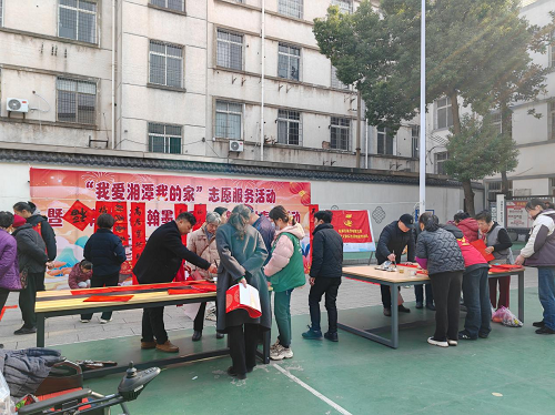 罗祖殿社区开展 “我爱湘潭我的家” 志愿服务暨“祥蛇纳福 翰墨飘香”迎新春送春联活动