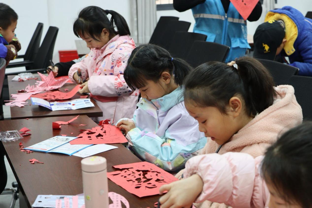车站路社区：开展青少年儿童“剪纸迎新春 共庆幸福年”活动
