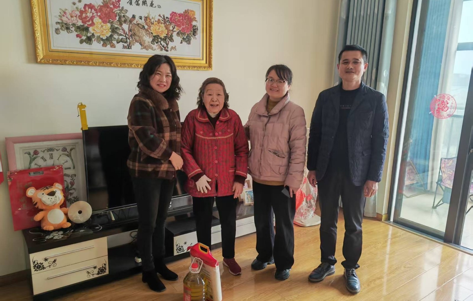 桃李社区：人大代表走访慰问特殊家庭，老人弹琴传递深情谢意