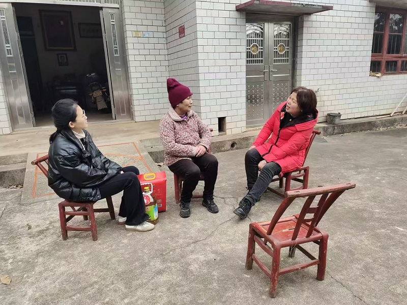 鹤岭镇机关工会：春节前夕送温暖 慰问困难职工递关爱