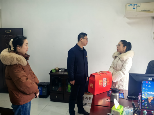 共筑团结之桥——楠竹山镇慰问少数民族党员干部