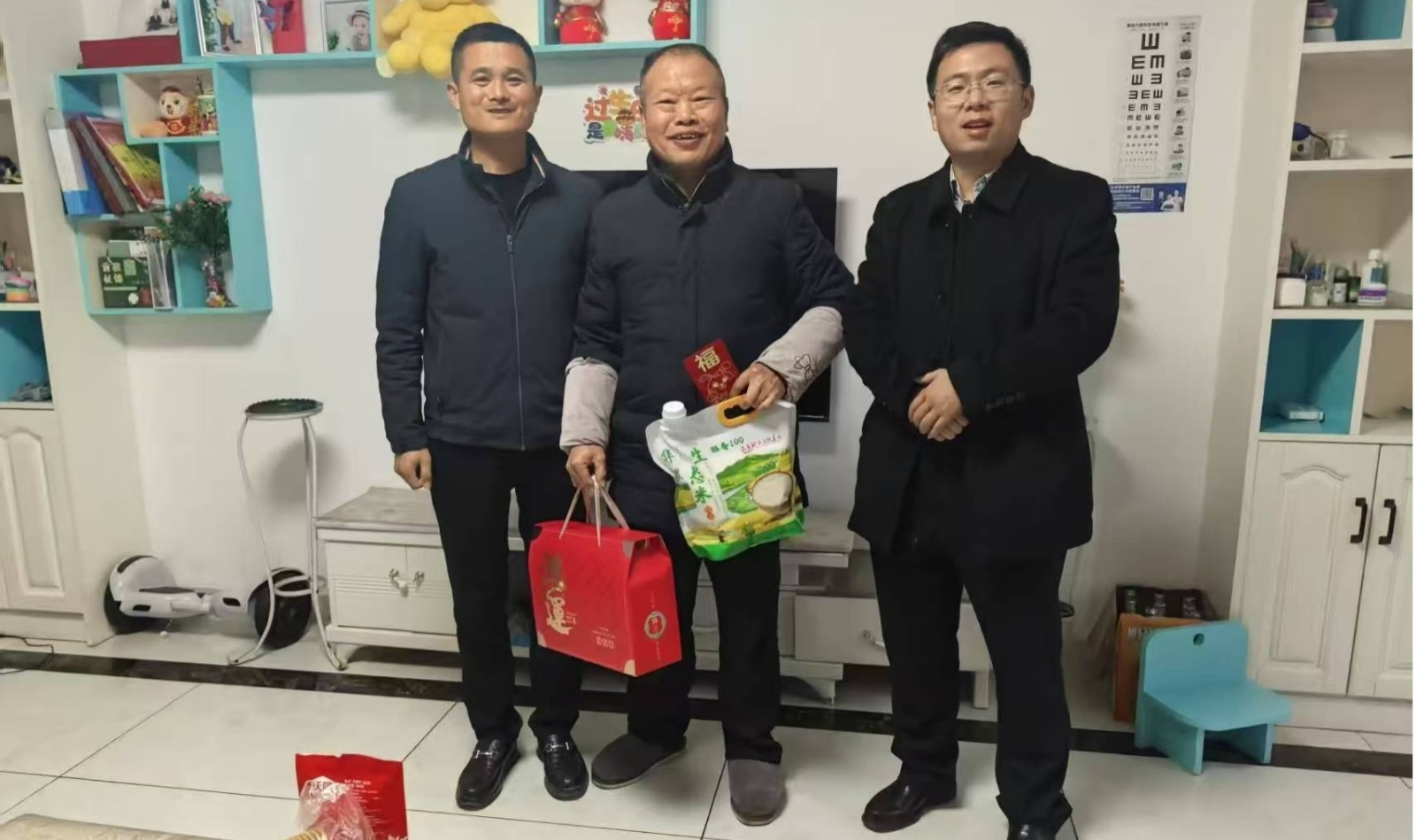 和平街道人大工委节前走访慰问特殊困难居民家庭