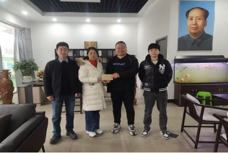 楠竹山镇众泰园区入驻企业对永丰社区进行感谢慰问
