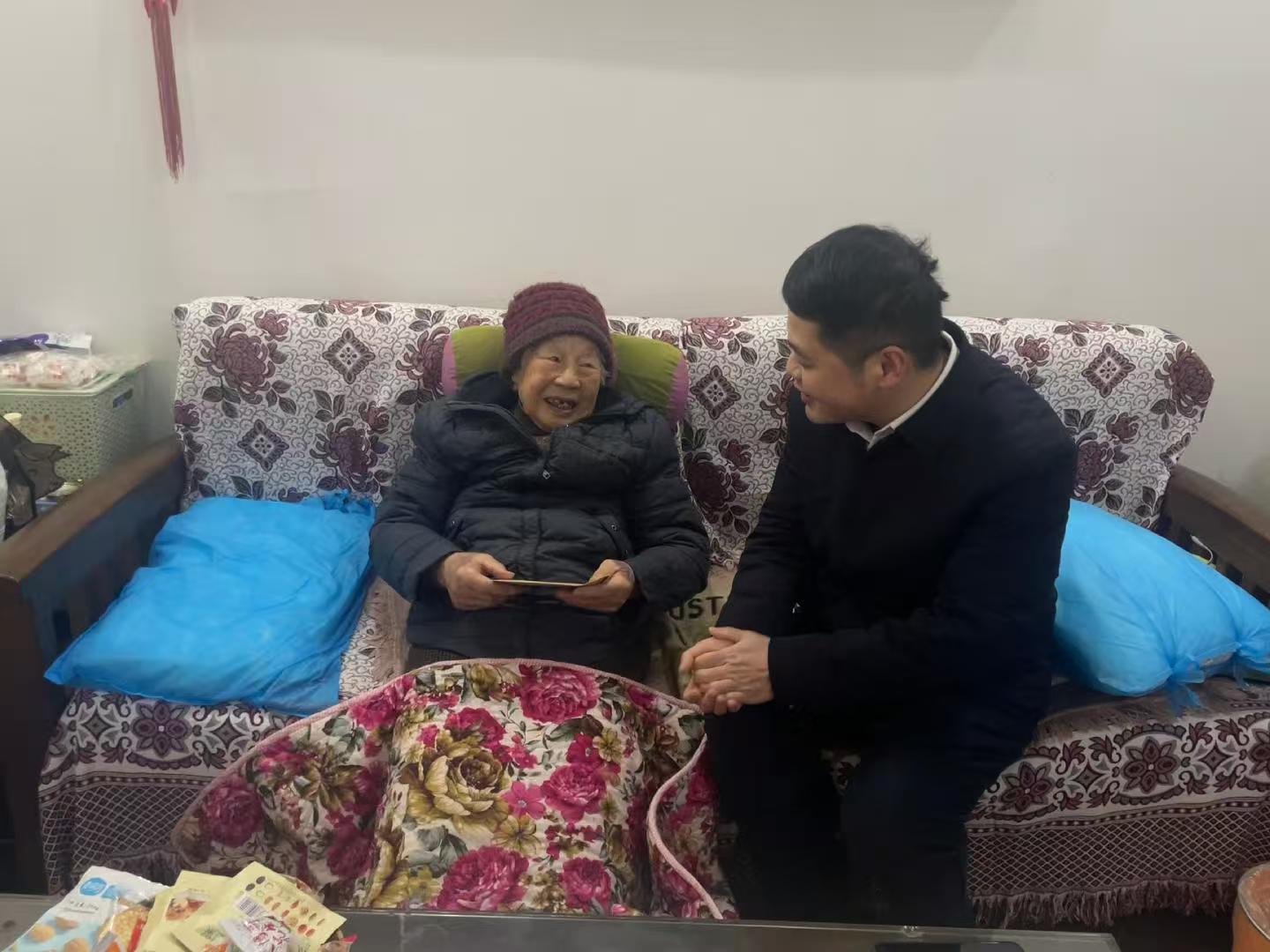 新春送温暖，慰问传真情——雨湖区司法局开展春节慰问老干部活动