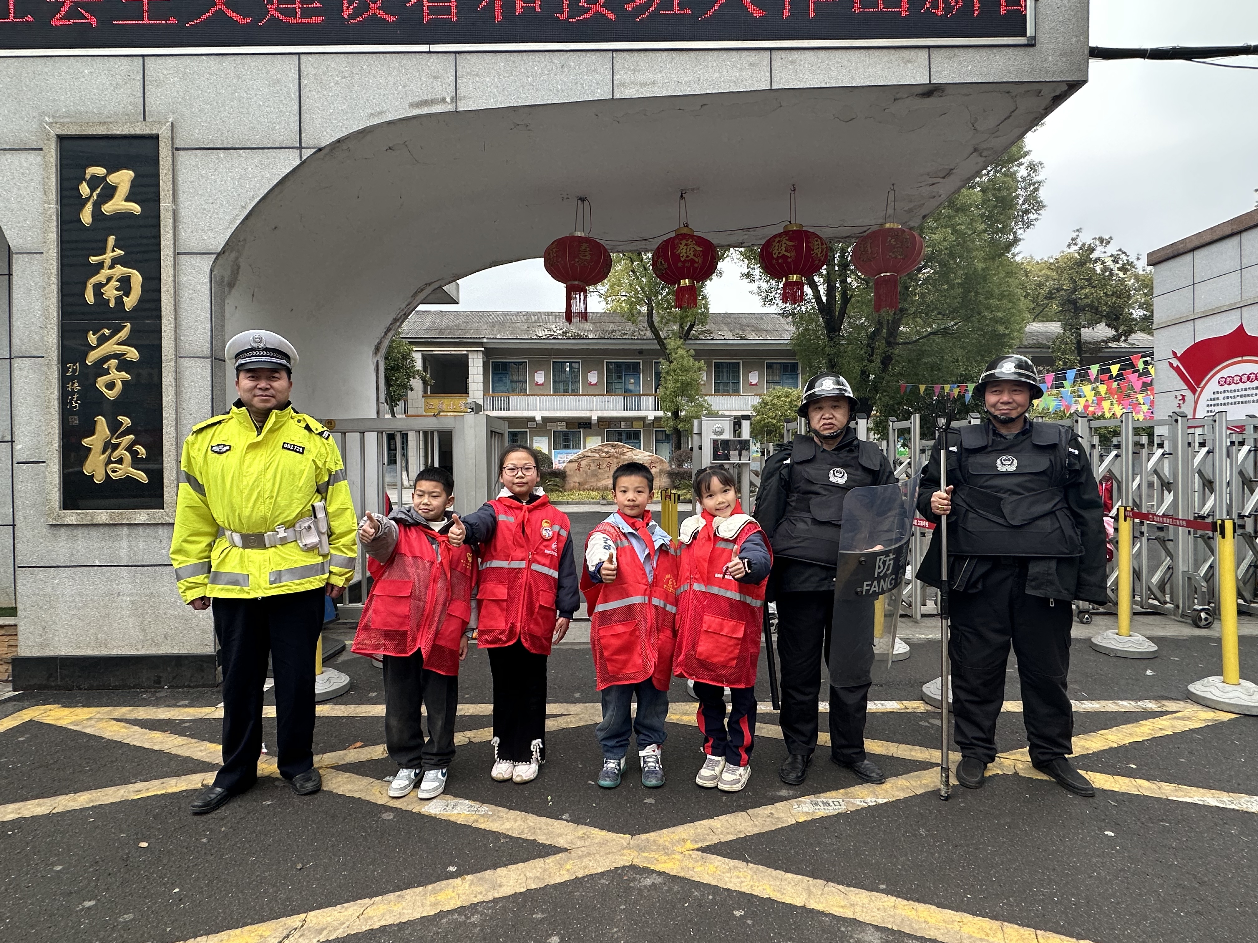 楠竹山镇：携手小小劝导员，共筑交通“大”安全