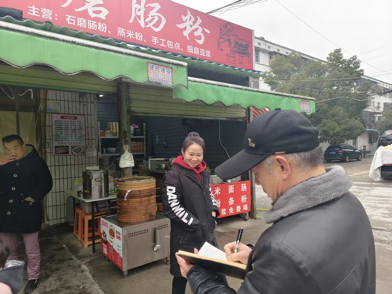 红旗社区：开展“九小场所”安全检查和宣传行动