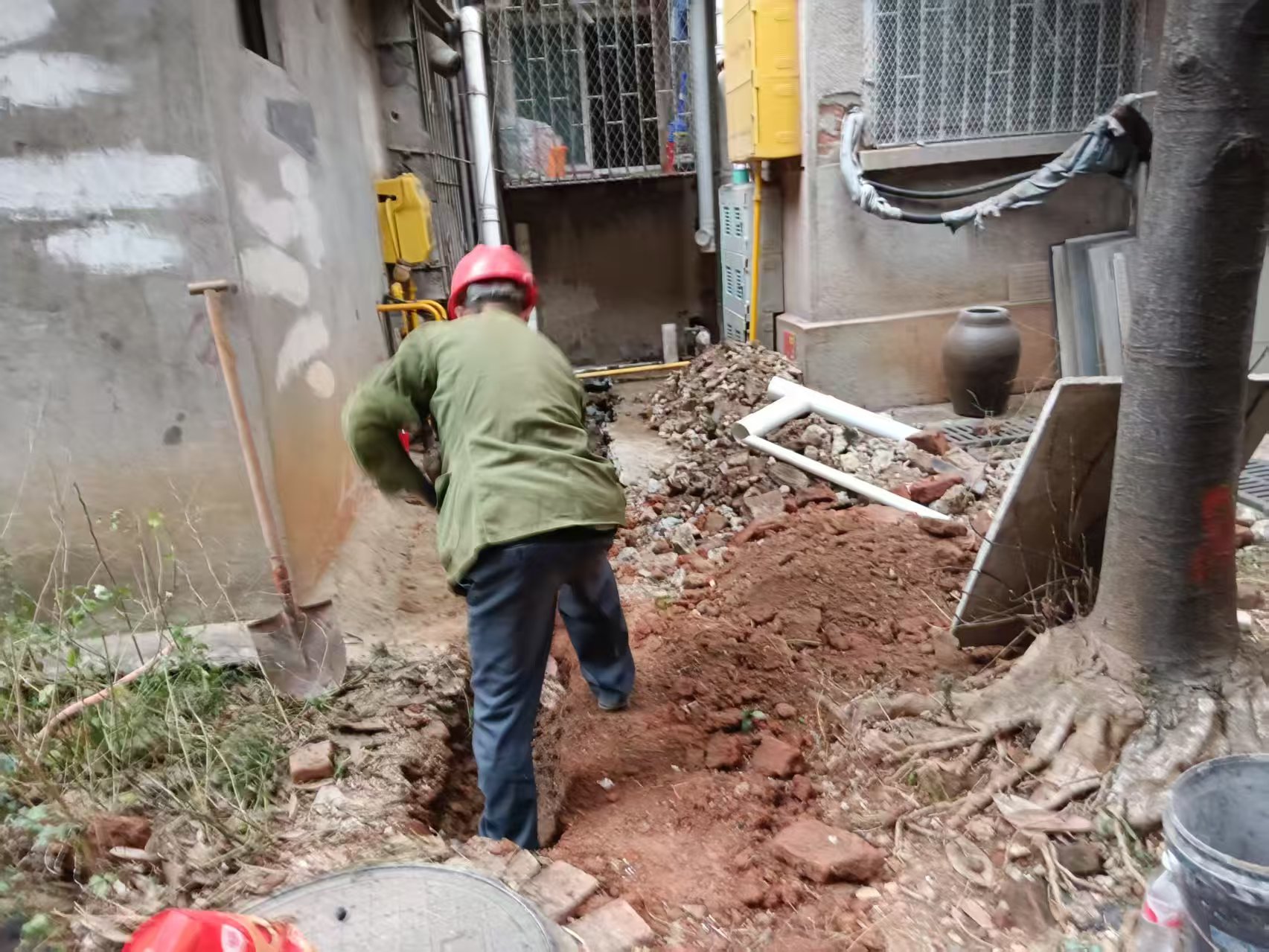 【我为群众办实事】熙春路社区：管道疏通解民忧 社区服务暖人心