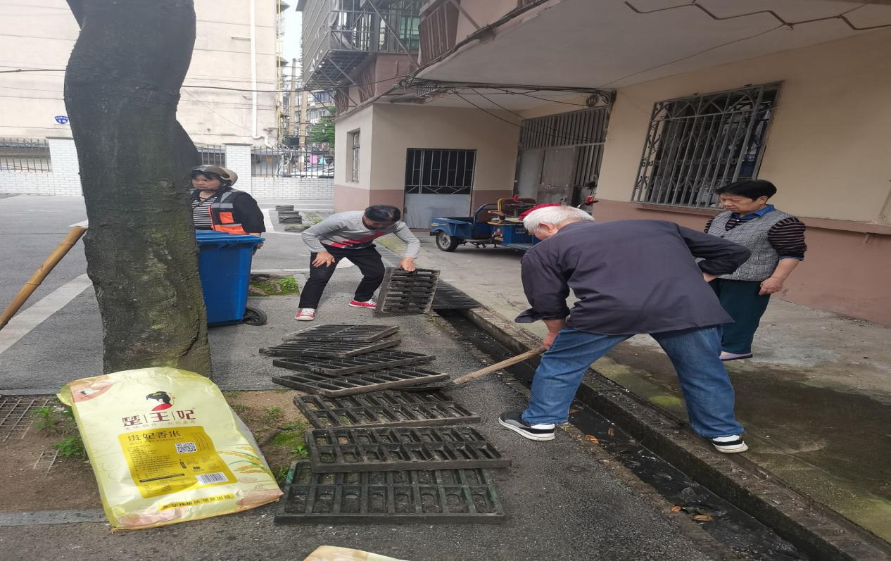 【我爱湘潭我的家】车站路社区改善环境卫生集中开展排水沟清淤行动