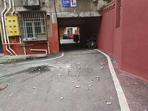 龙子巷社区：及时处理高空坠物安全隐患