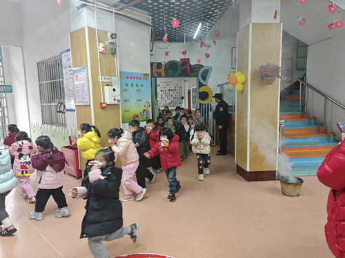 消防在童心 安全伴童行 ——广园社区组织开展消防疏散演练