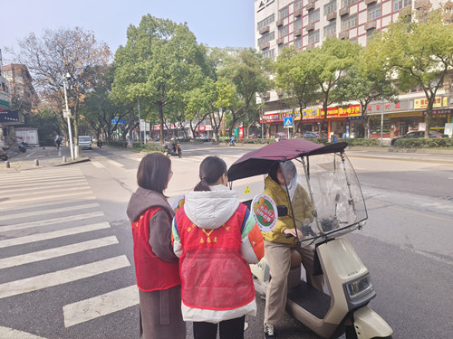 广园社区：交通安全劝导 守护居民出行安全