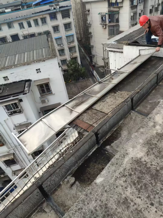 【平安雨湖】万新社区：修复脱落遮阳棚，为居民撑起“安全伞”