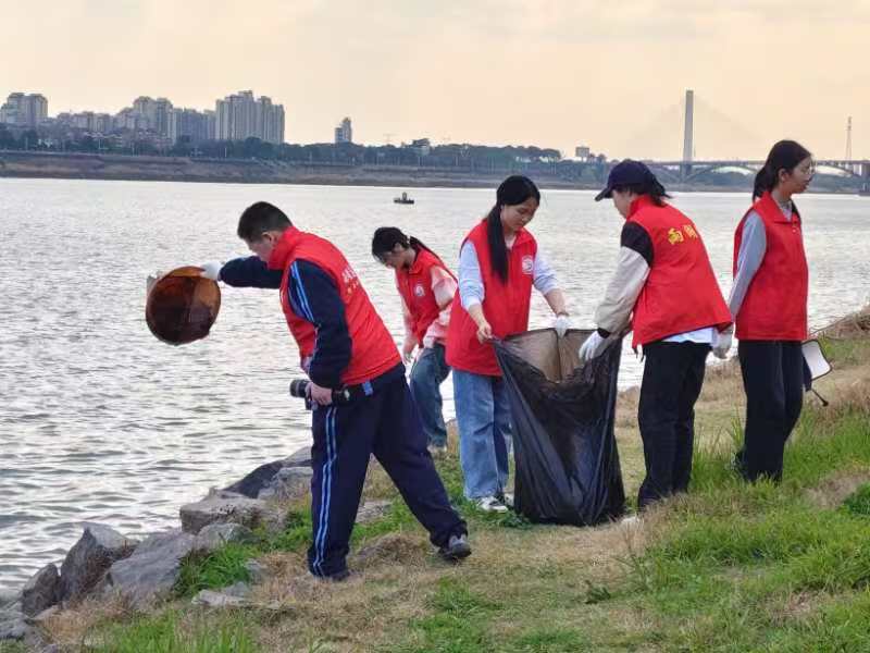雨湖区河小青行动中心开展“智净江滩 绿答无阻”特色净滩活动