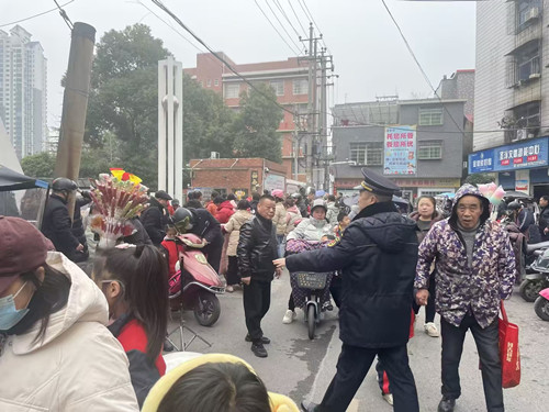 昭潭街道：净化校园周边市容环境 护学子安全进校园