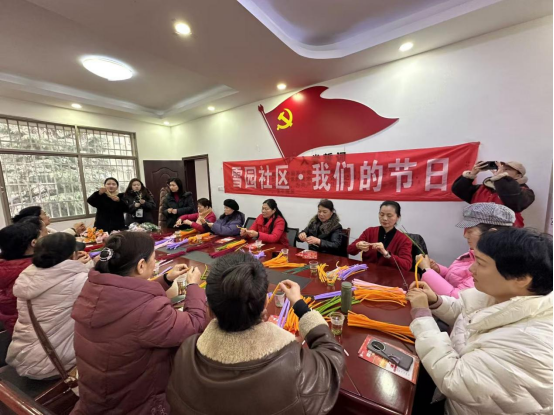 雪园社区：巧手扭扭花 巾帼绽芳华