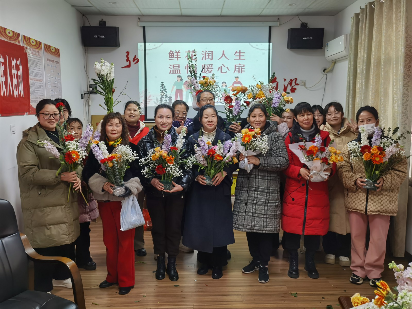 瞻岳门社区：巾帼花艺庆佳节，助残关怀满社区