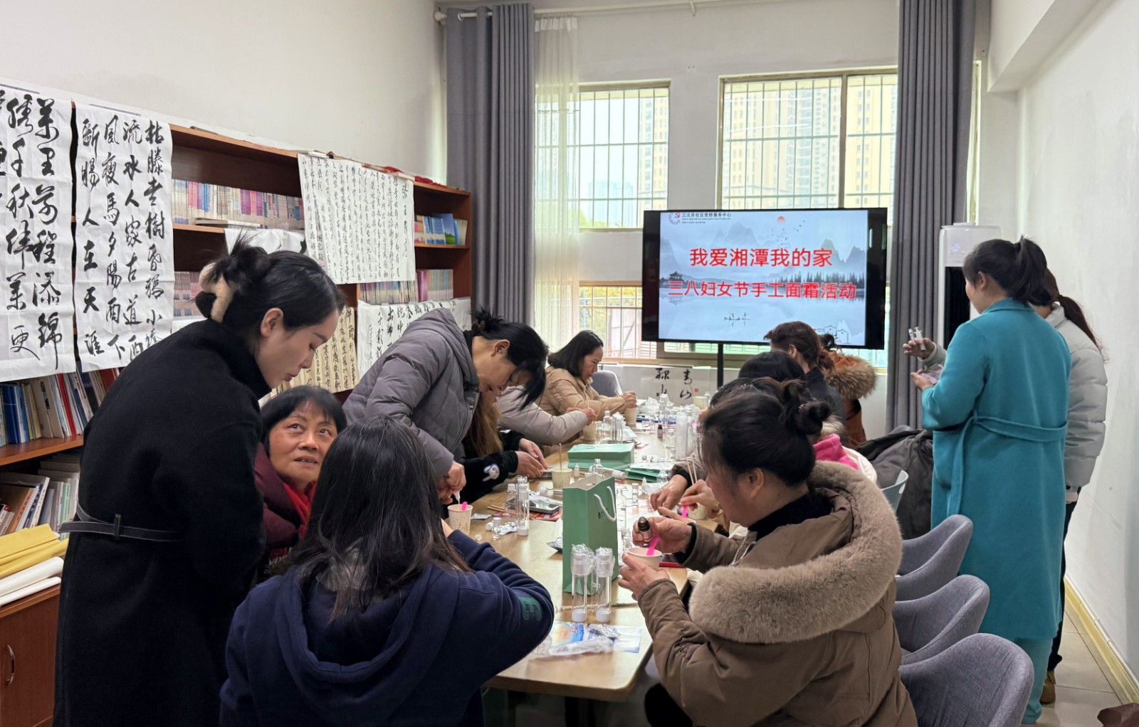 三义井社区：开展“我爱湘潭我的家——春润肌理 ‘手’护芳华”三八妇女节手工活动