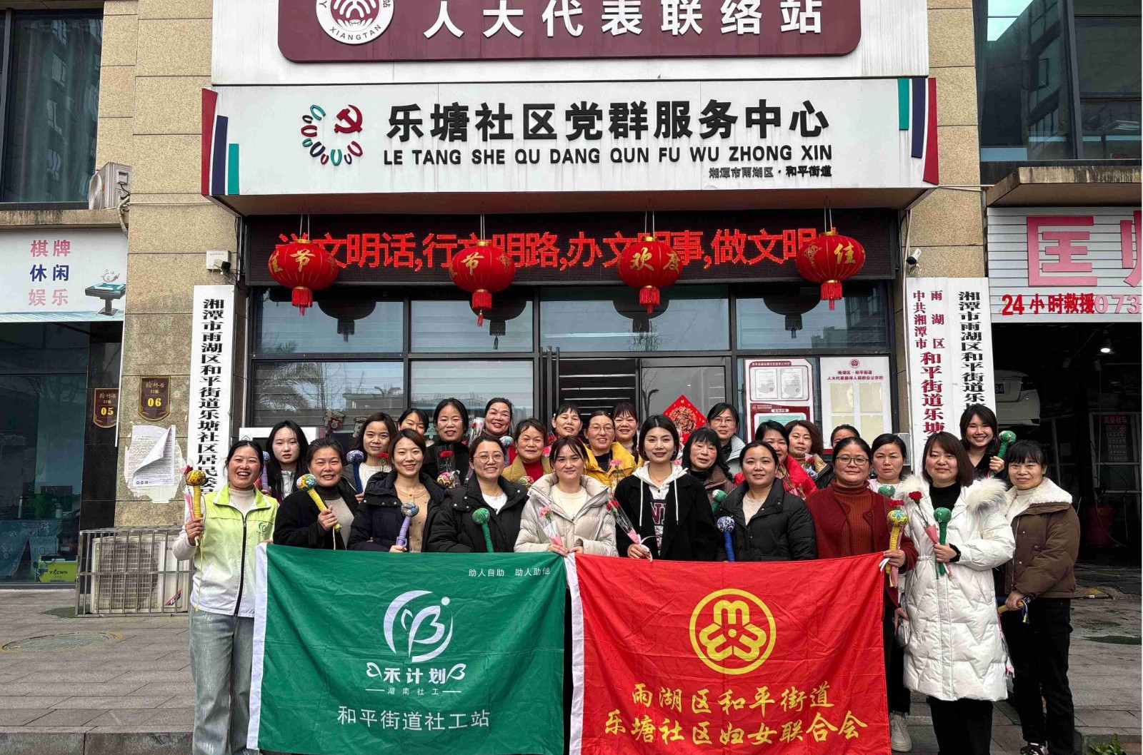和平街道民政服务站：开展艾意绵绵，手工制作庆祝女性节日