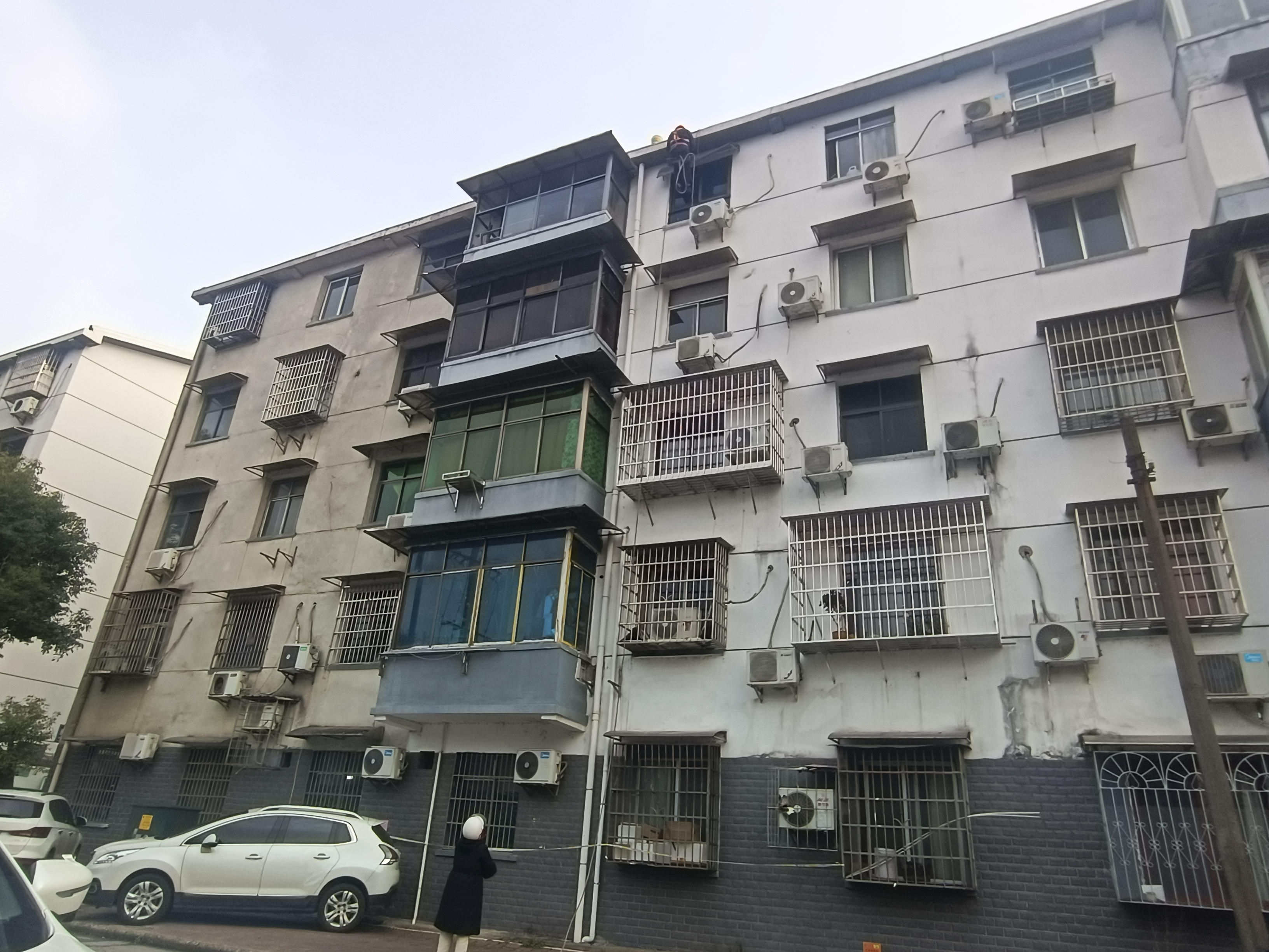 窑湾街道鲁班殿社区：拆除不锈钢雨棚暖人心